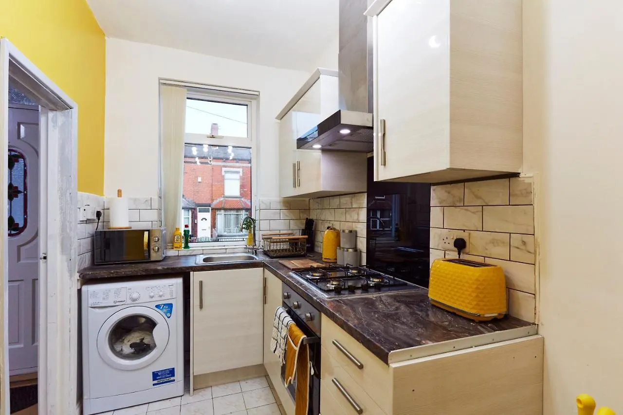 Home Away From Home Entire 2 Bedroom House Leeds  Leeds (West Yorkshire)