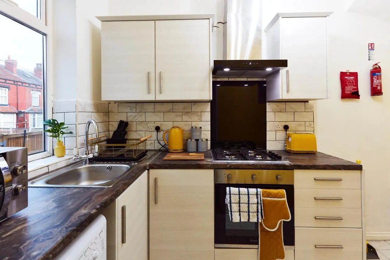 Home Away From Home Entire 2 Bedroom House Λιντς Πανσιόν