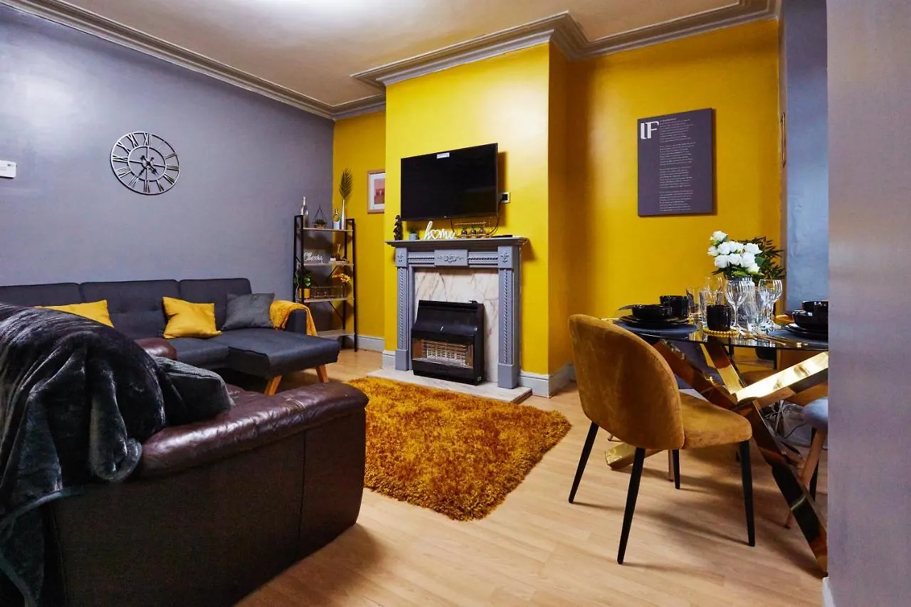 Home Away From Home Entire 2 Bedroom House Λιντς