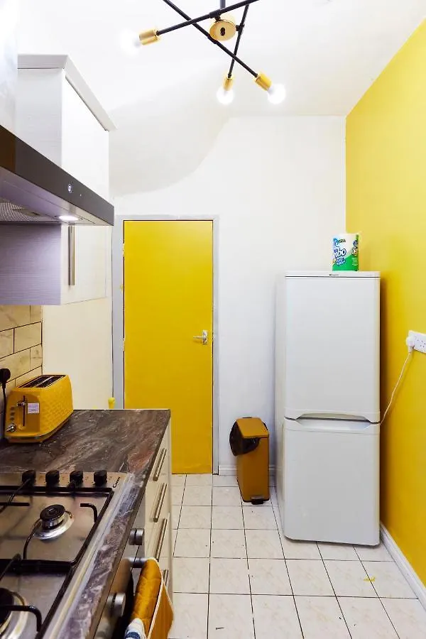 Home Away From Home Entire 2 Bedroom House Λιντς