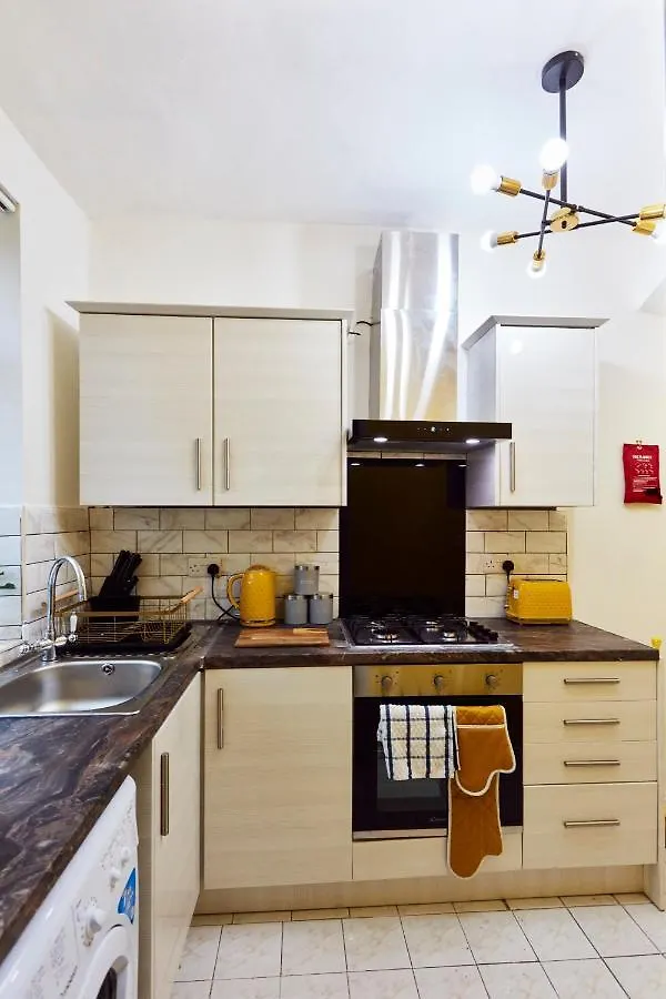 Home Away From Home Entire 2 Bedroom House Λιντς 0*,